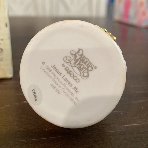 Precious Moments Jesus Loves Me Figurine - Picture 4 of 5